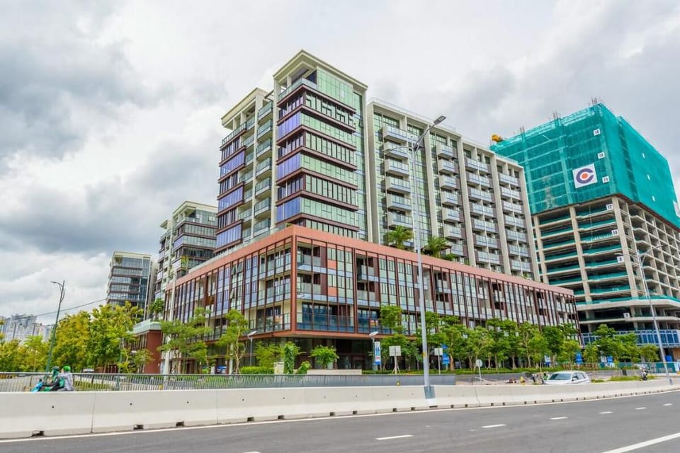 Luxurious Warming Apartment + City View @Metropole Apartment in Ho Chi Minh City