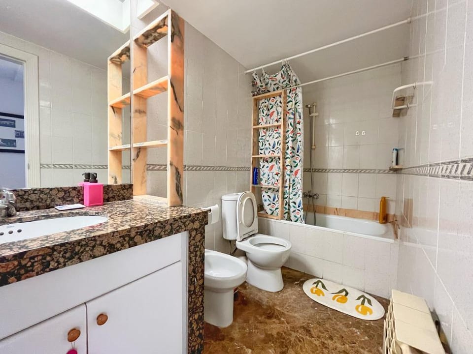 Spacious Private Room in Vila de Gracia Apartment in Barcelona