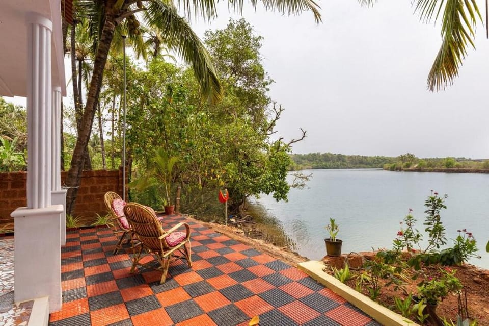Riverview 3BHK, Talpona River w/Wi-Fi, A/c, Invrtr Villa in Canacona