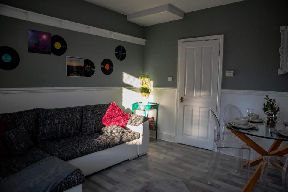Hayy Springbank 2-Bed Home with Comfort & Space Vacation rental in Huddersfield