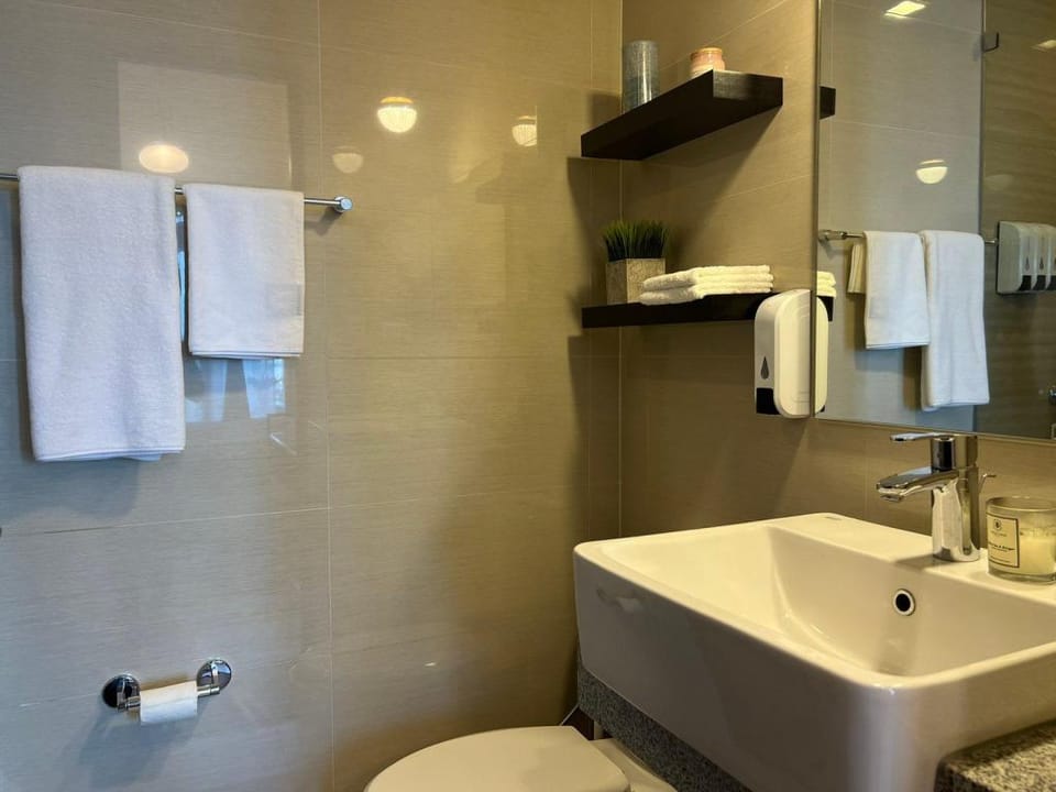 A modern & cozy place in BGC, Uptown +Netflix Apartment in Makati