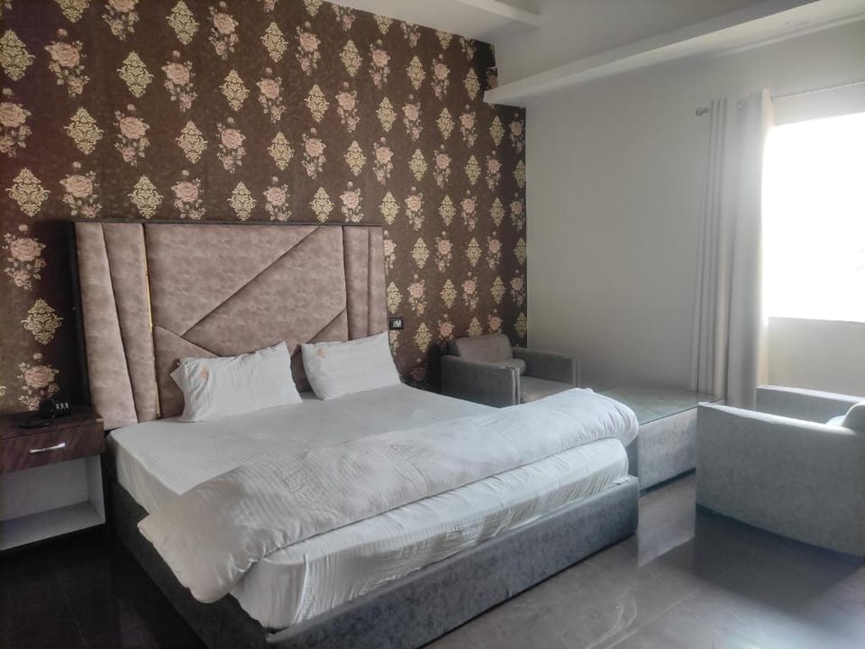 HOTEL SN SKY AWADH RAJA JI  PURAM PARA  LUCKNOW Apartment in Lucknow
