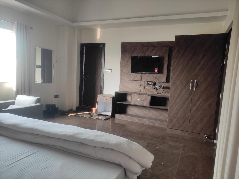 HOTEL SN SKY AWADH RAJA JI  PURAM PARA  LUCKNOW Apartment in Lucknow