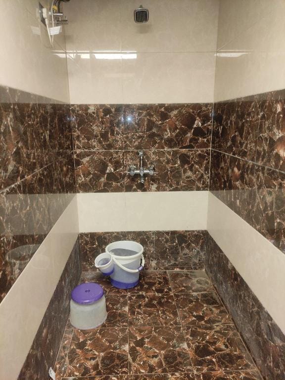 HOTEL SN SKY AWADH RAJA JI  PURAM PARA  LUCKNOW Apartment in Lucknow