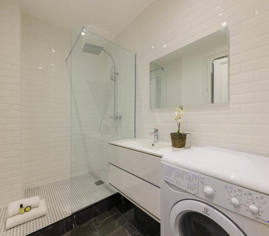 B1590 - Beautiful flat in Batignolles Apartment in Paris