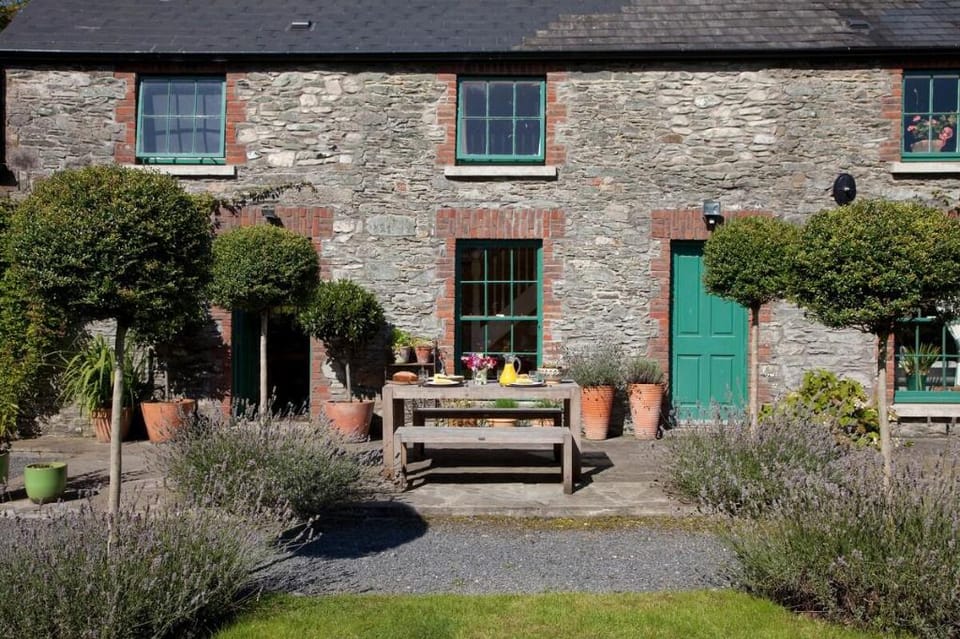 Stylish Georgian Stable Yard Studio Apartment Apartment in Ireland