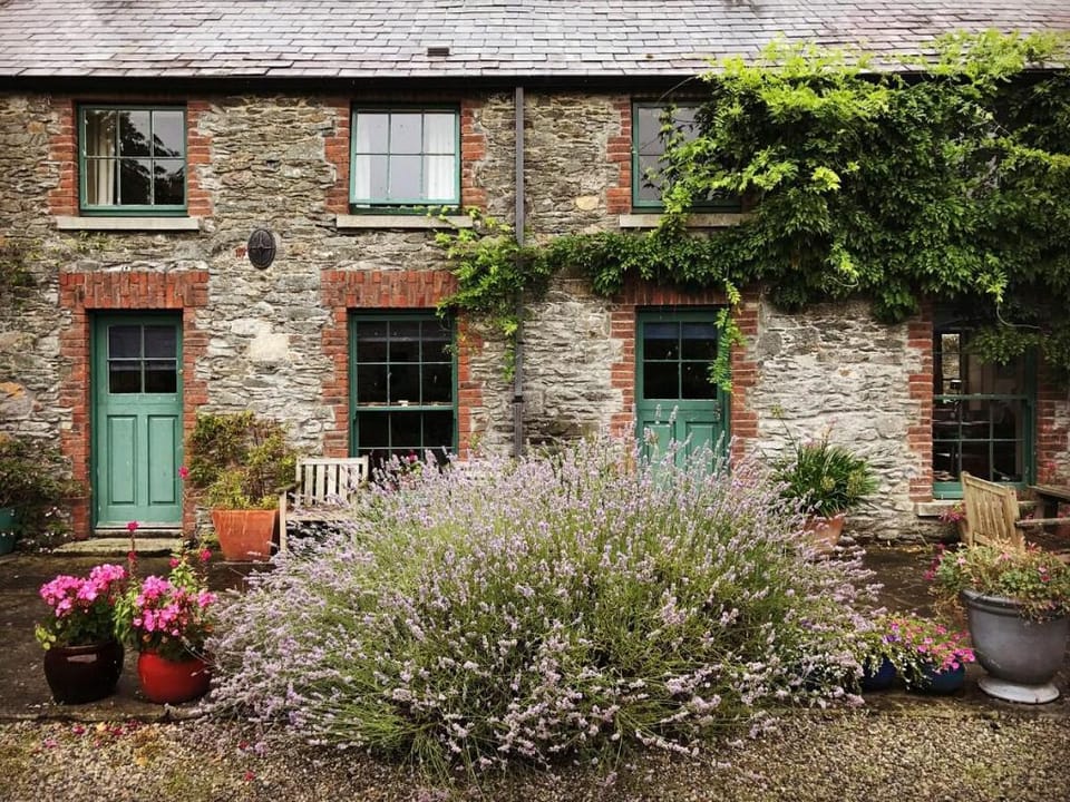 Stylish Georgian Stable Yard Studio Apartment Apartment in Ireland