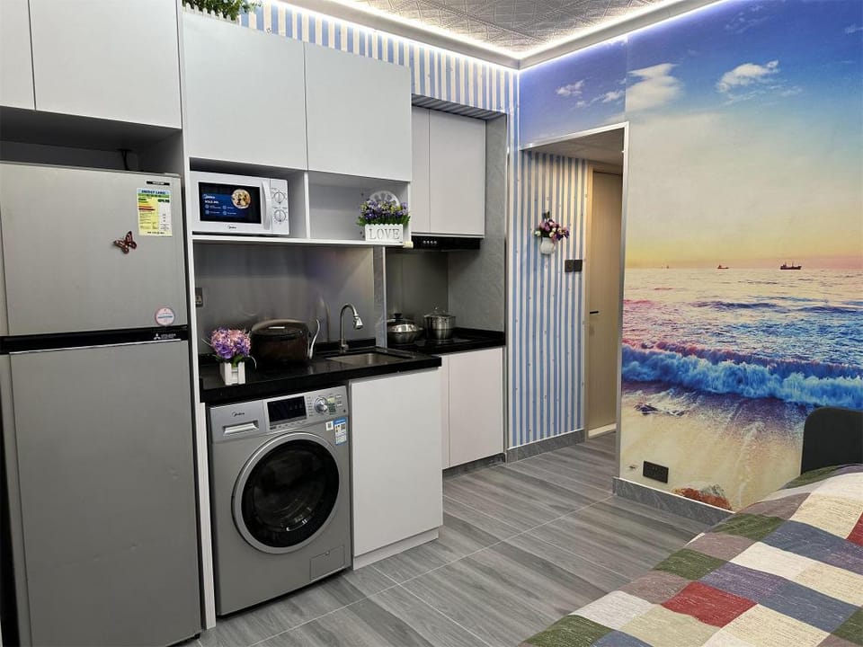 Fantastic and sweet 3 BRs 8pax,1 min mtr Apartment in Hong Kong