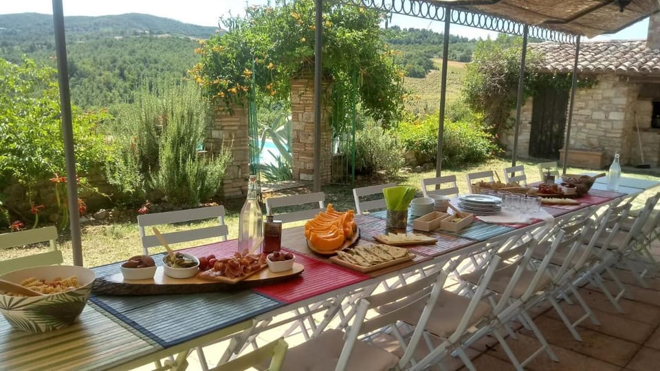 Umbrian Farmhouse Retreat with Private Pool and Garden Farm Stay in Umbria