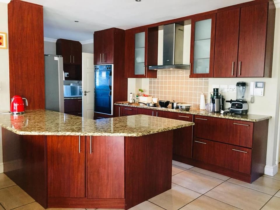 Warm family friendly home  Villa in Cape Town