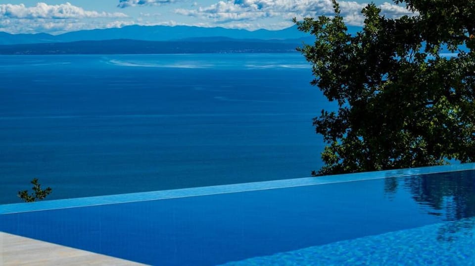 Private villa with pool - Sky Pool Villa MEDVEJA Villa in Primorje-Gorski Kotar County