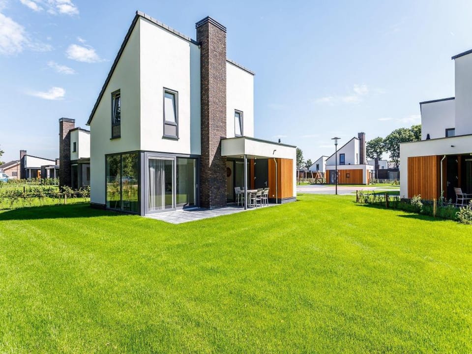 Bungalow in Limburg with Subtropical Pool Villa in Roggel