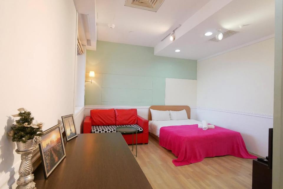 Kaohsiung Port Inn (高雄港商旅-瑪格麗特市景2人房) Bed and Breakfast in Kaohsiung
