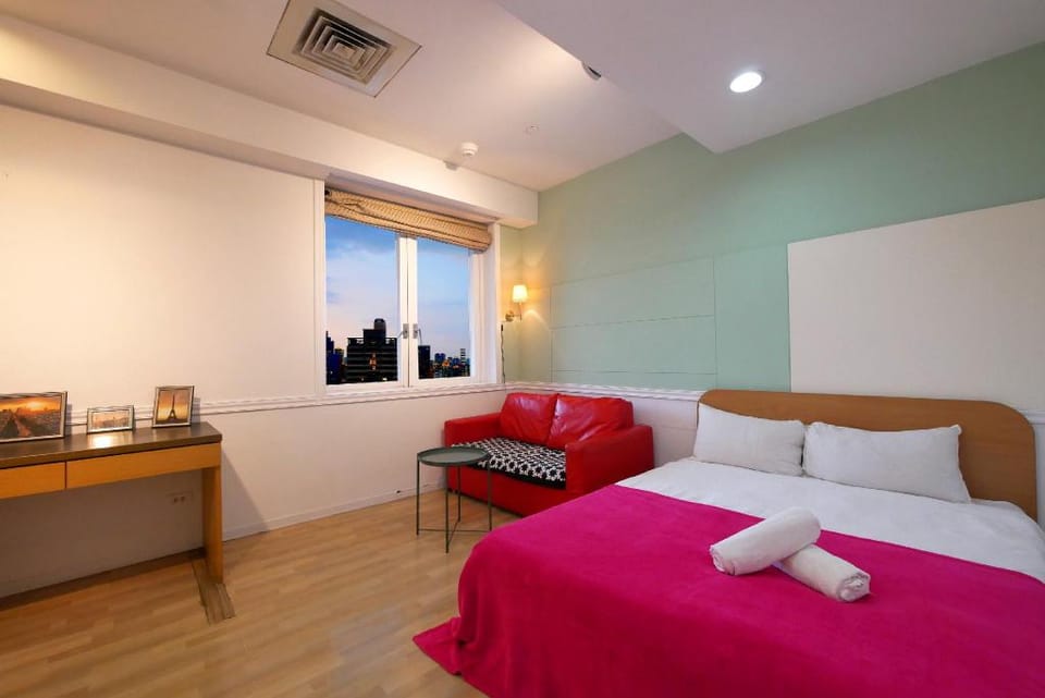 Kaohsiung Port Inn (高雄港商旅-瑪格麗特市景2人房) Bed and Breakfast in Kaohsiung