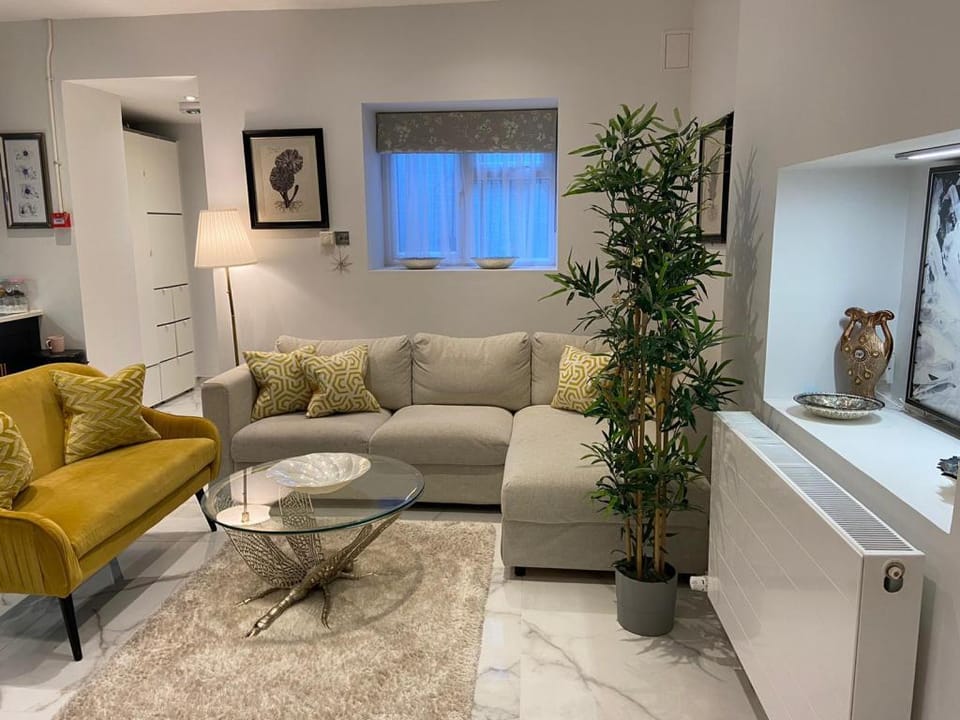 Elegant 2 Bed Flat in Chiswick Apartment in Brentford