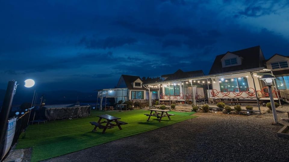 Anmyeondo Bbalgang Pension Bed and Breakfast in South Korea