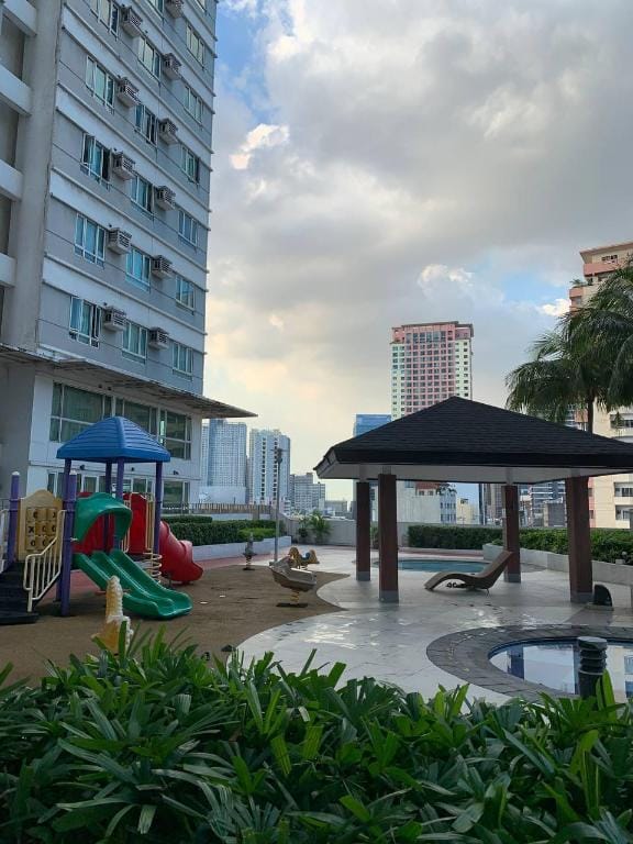 Nordic unit w/ balcony - city skyline view Vacation rental in Pasay