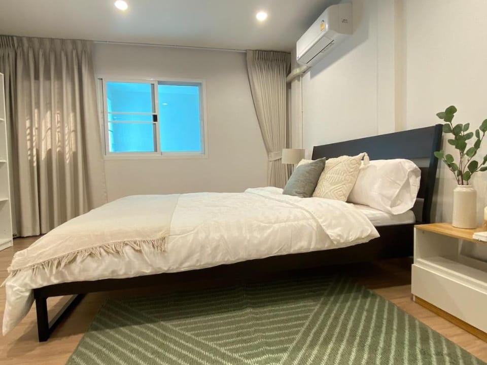 Dokki Entire Home | 4BR | BTS Bearing | Netflix Vacation rental in Bangkok