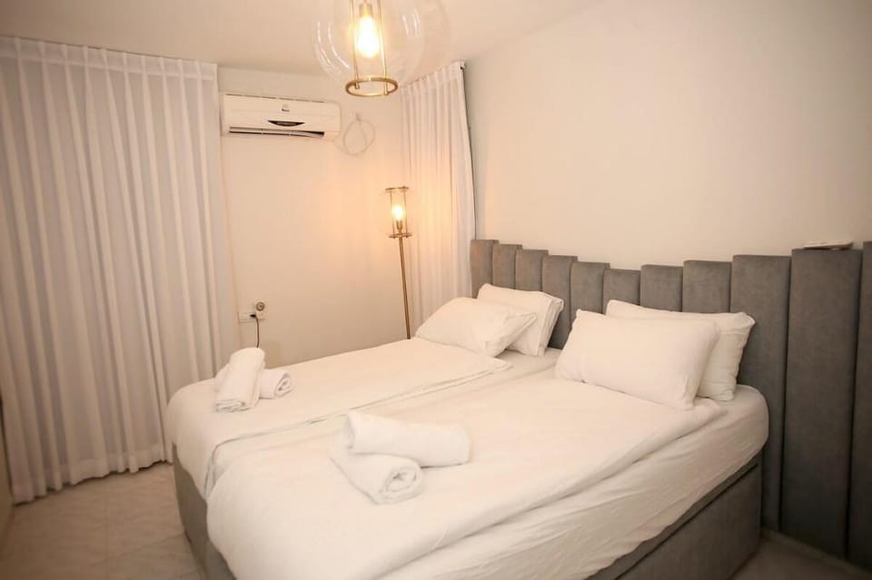 Echsof Safed Estate ~ Pool ~ Jacuzzi ~Sauna~ Games Villa in North District