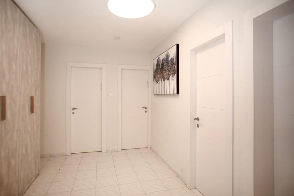 Echsof Safed Estate ~ Pool ~ Jacuzzi ~Sauna~ Games Villa in North District