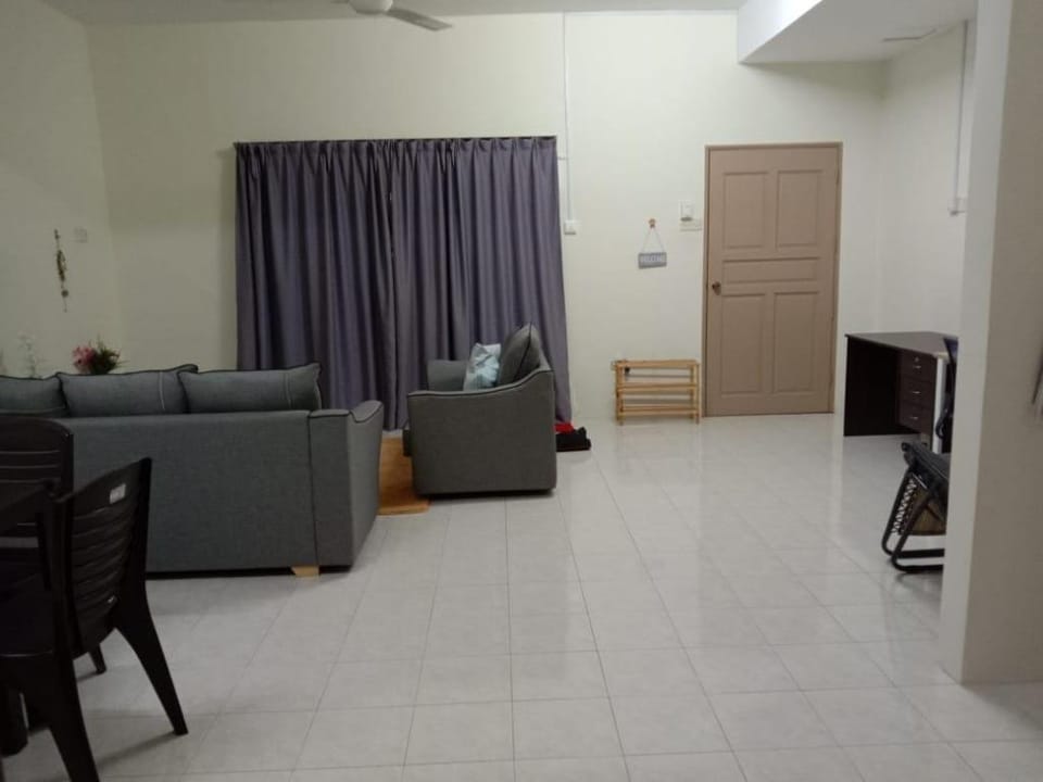 Taman Song Choon Double Storey 4 rooms 10 pax  Vacation rental in Ipoh