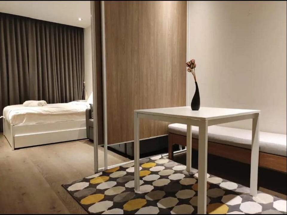 cozy 1brCity Center500mbtsE5Skytop poolGymYoutube Apartment in Bangkok