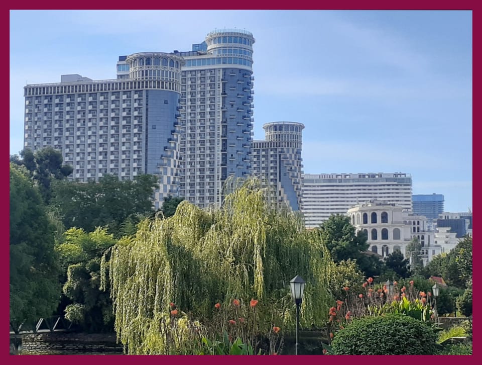 Stunning Oceanfront View, Beach Access & Balcony Apartment in Batumi