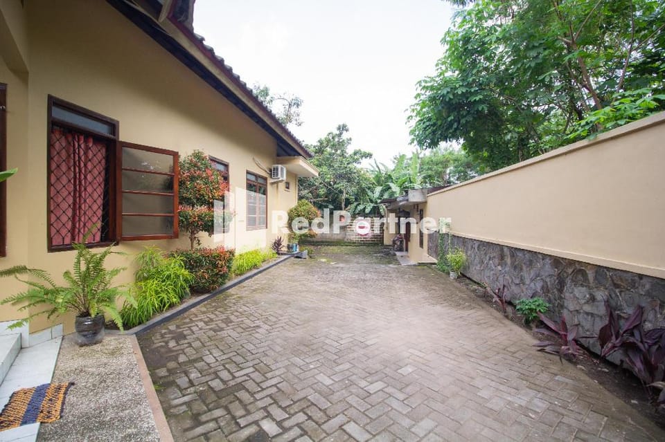 The Doctor Guest House Syariah Mitra RedDoorz near Pakuwon Mall Yogyakarta Hotel in Special Region of Yogyakarta