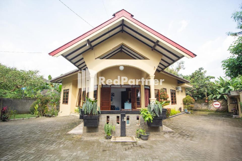 The Doctor Guest House Syariah Mitra RedDoorz near Pakuwon Mall Yogyakarta Hotel in Special Region of Yogyakarta