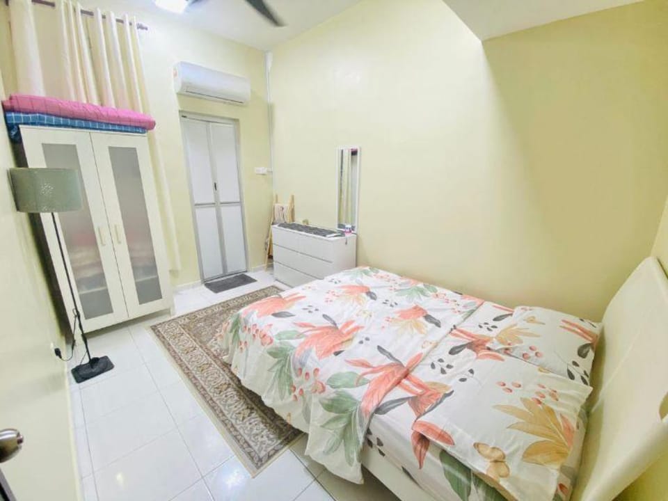 4 Bedroom @ Haira Muslim Homestay Pasir Gudang Vacation rental in Johor