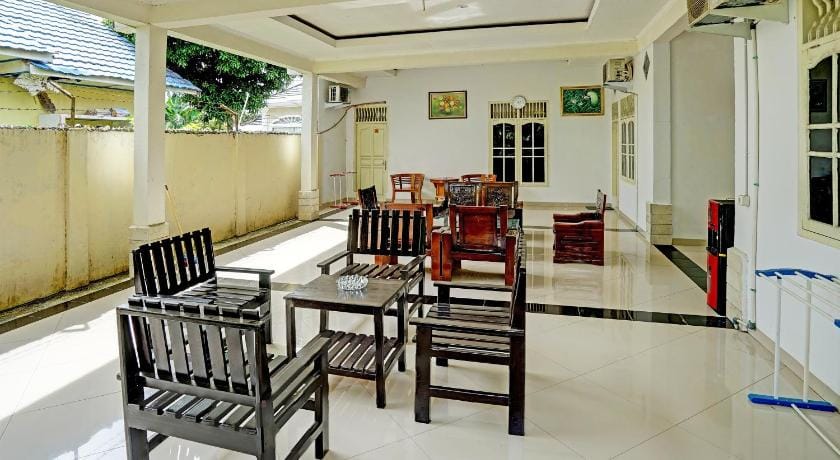 OYO Life 91984 Taufik Kost Syariah Hotel in Indonesia