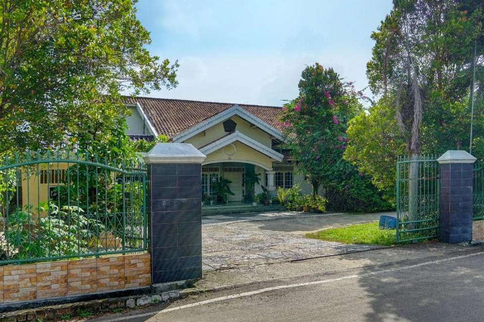 OYO Life 91984 Taufik Kost Syariah Hotel in Indonesia