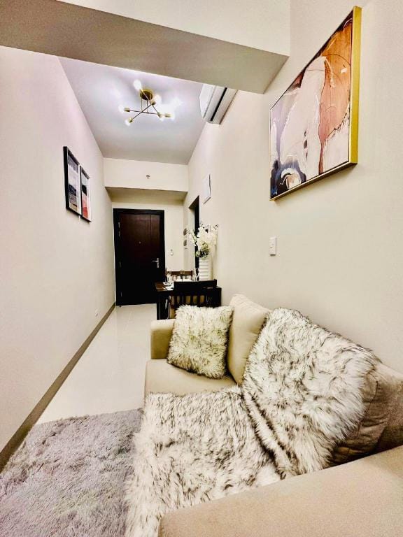 Luxury 1BR unit with Balcony in Uptown Parksuites Apartment in Makati