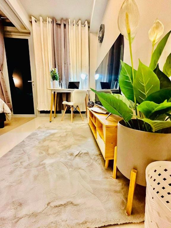 Luxury 1BR unit with Balcony in Uptown Parksuites Apartment in Makati