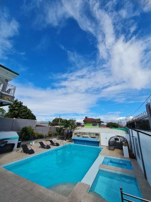 ENTIRE IN LAGUNA 3 ROOMS 20-30 PAX not hotspring Villa in Calamba