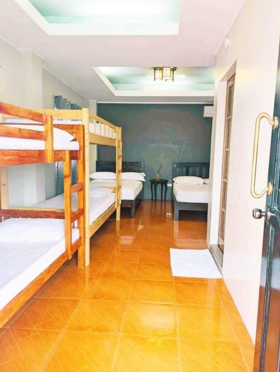 ENTIRE IN LAGUNA 3 ROOMS 20-30 PAX not hotspring Villa in Calamba