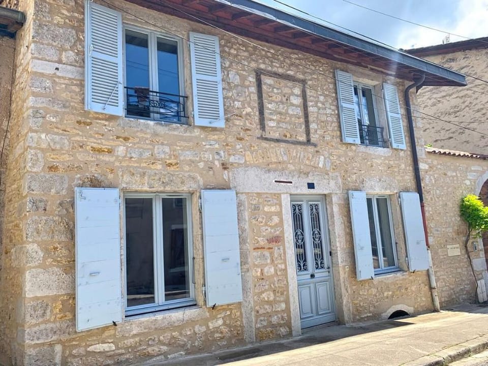 Maison décorée en pierre avec jacuzzi Vacation rental in Auvergne-Rhône-Alpes
