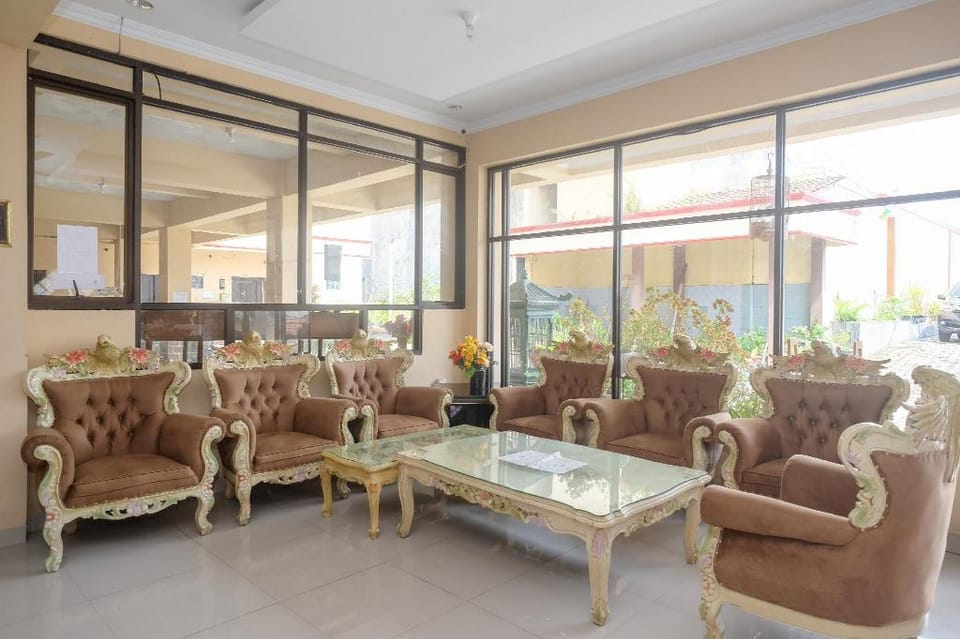 RedDoorz @ H&W Hotel Solo Hotel in Indonesia