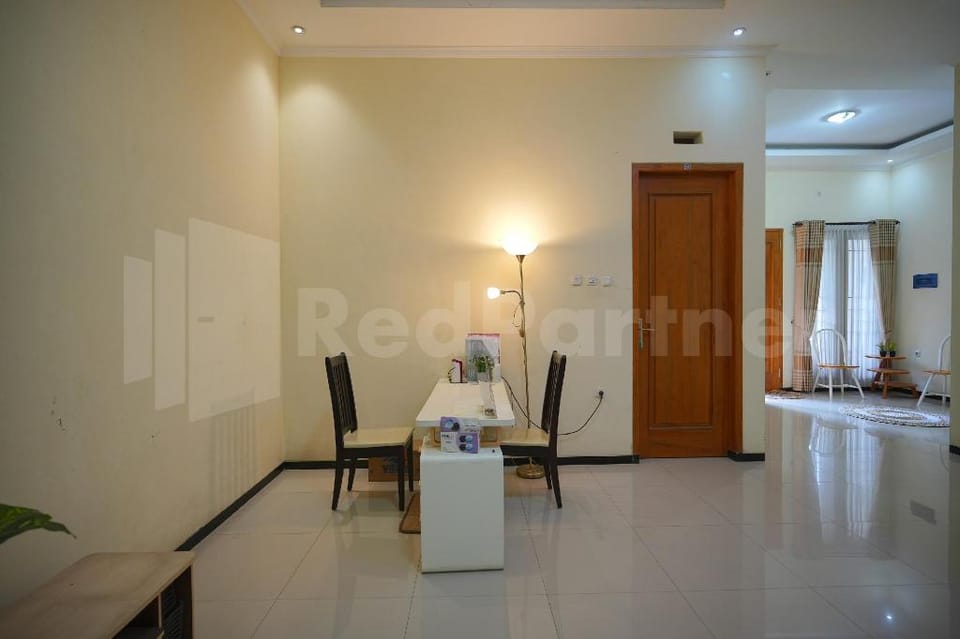 One & Quin Guest House Syariah Mitra RedDoorz Hotel in East Java