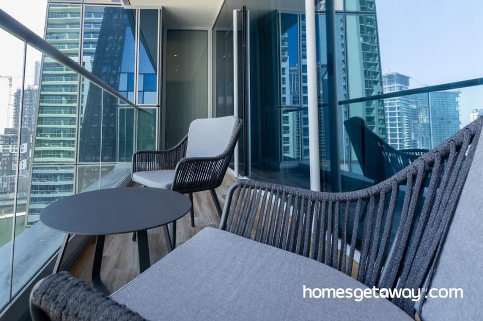 Luxury 1BR Apartment with full water Canal Views Apartment in Dubai