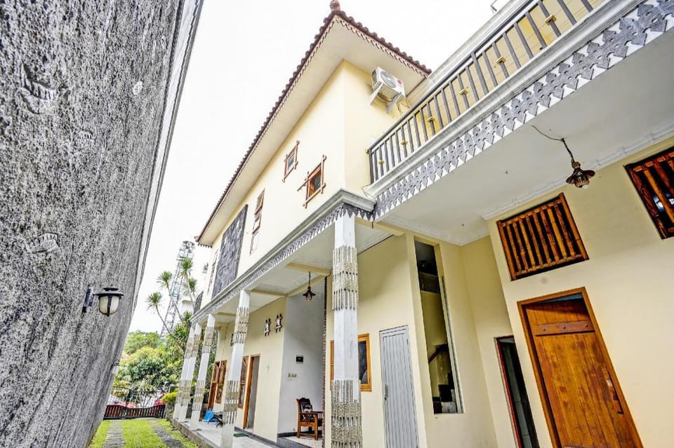 OYO Life 92030 Ef Palm Guest House Family Hotel in Surabaya