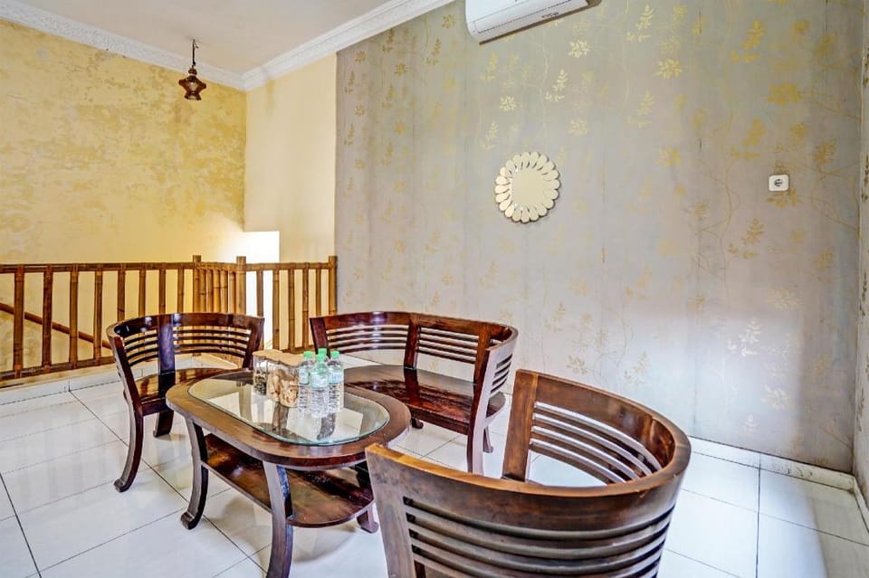 OYO Life 92030 Ef Palm Guest House Family Hotel in Surabaya