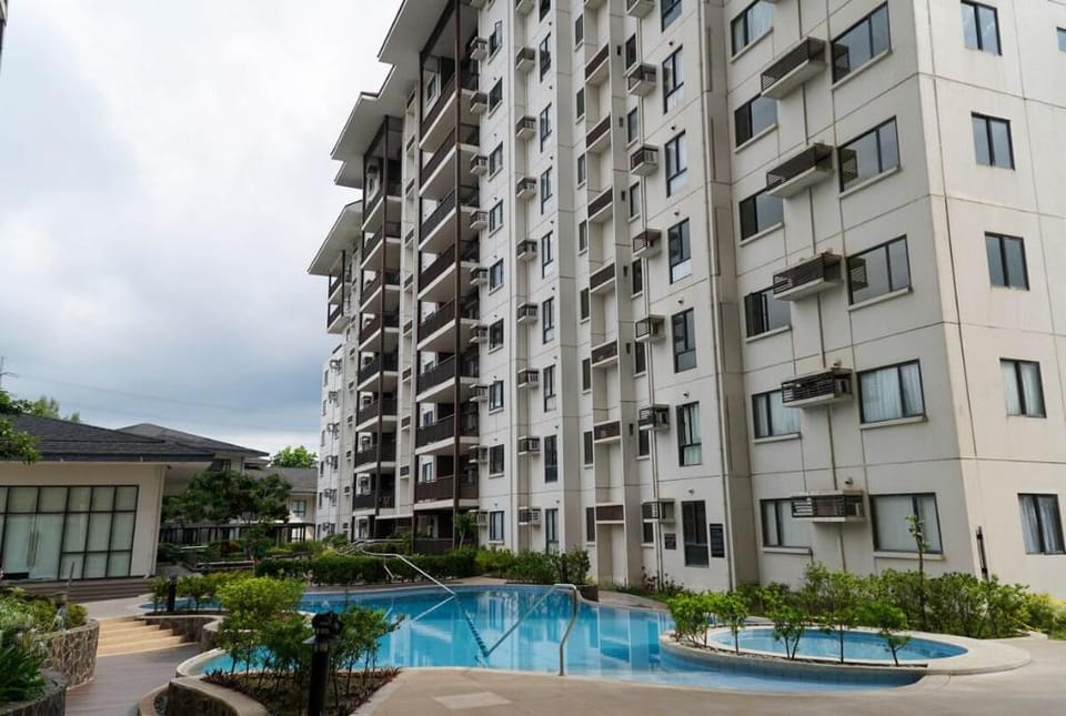 An Oasis in Tagaytay Deluxe Room A: Lush Apartment in Tagaytay