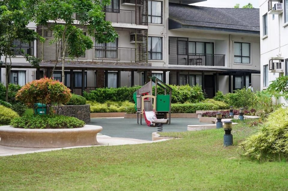 An Oasis in Tagaytay Deluxe Room A: Lush Apartment in Tagaytay