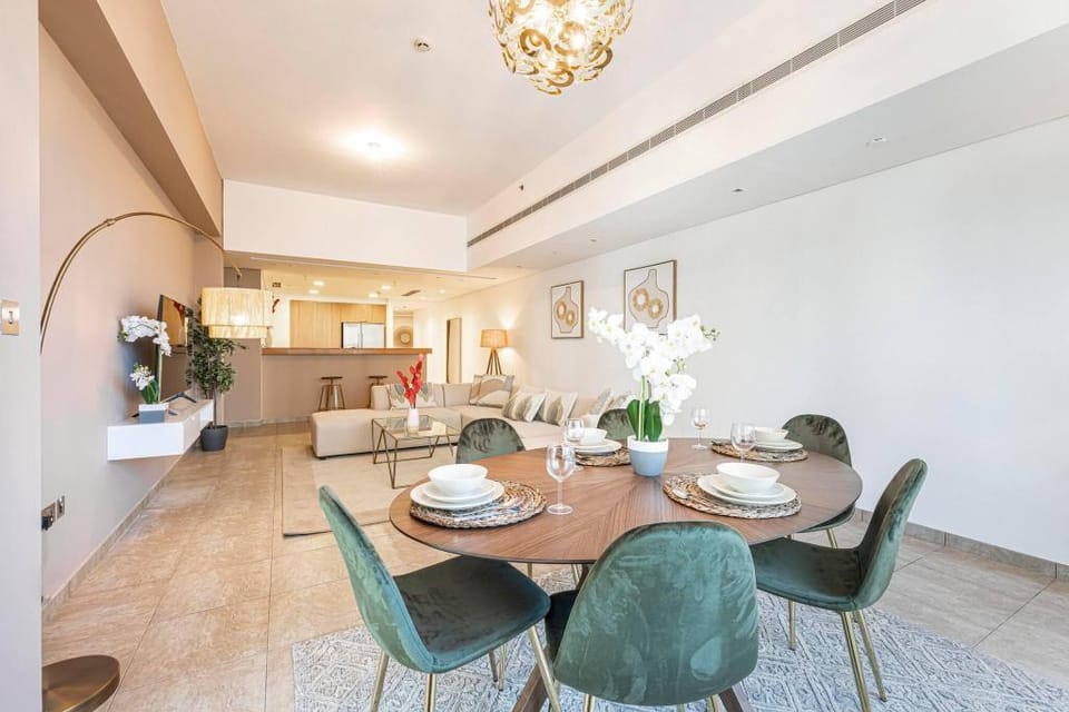 Palm Jumeirah 2br New Furnished Next To Mall Apartment in Dubai
