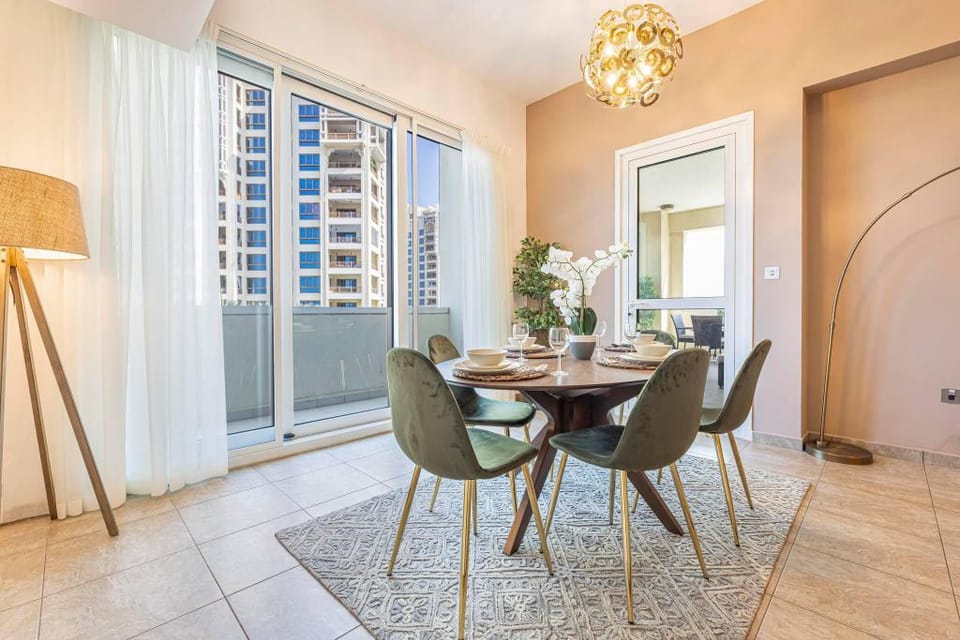 Palm Jumeirah 2br New Furnished Next To Mall Apartment in Dubai