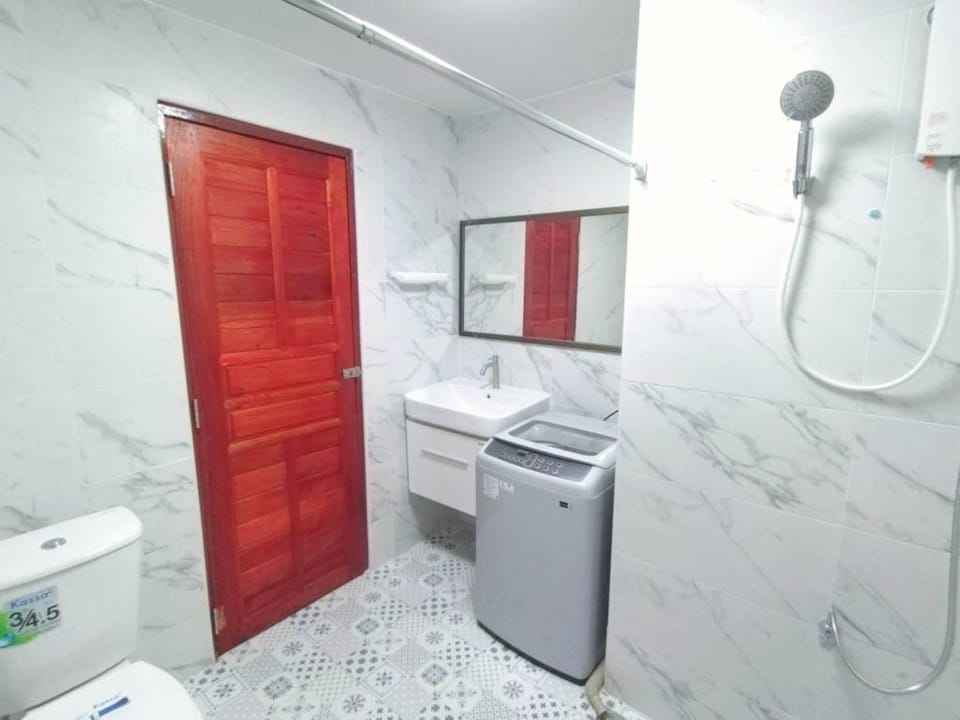 Opposite Train Station 3 pool condo,near old city  Apartment in Chiang Mai