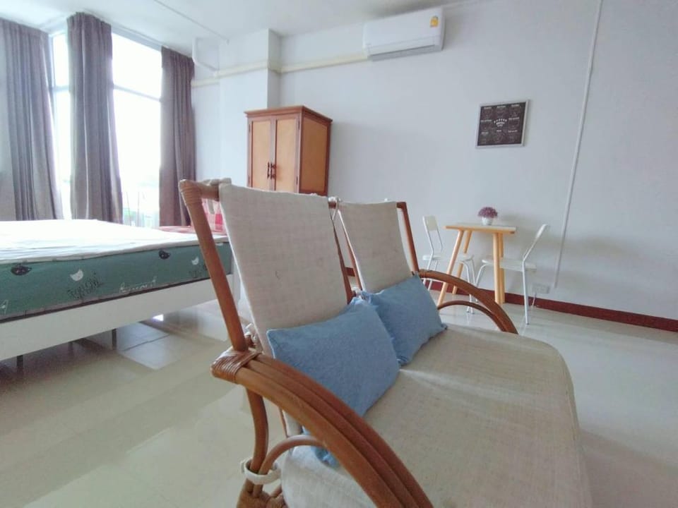 Opposite Train Station 3 pool condo,near old city  Apartment in Chiang Mai