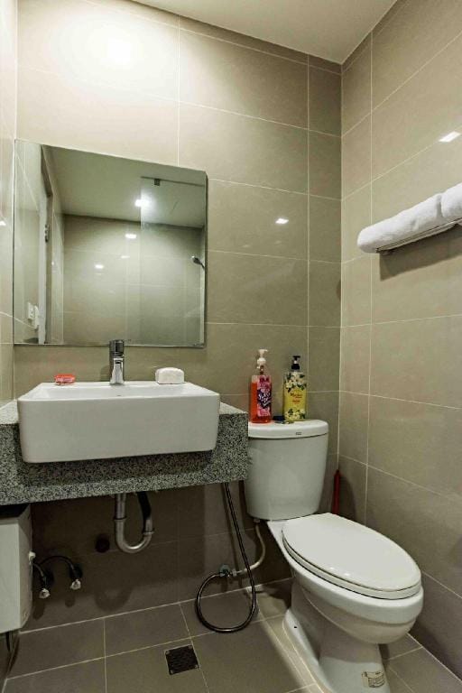 Walk to luxurious stay in BGC Apartment in Makati