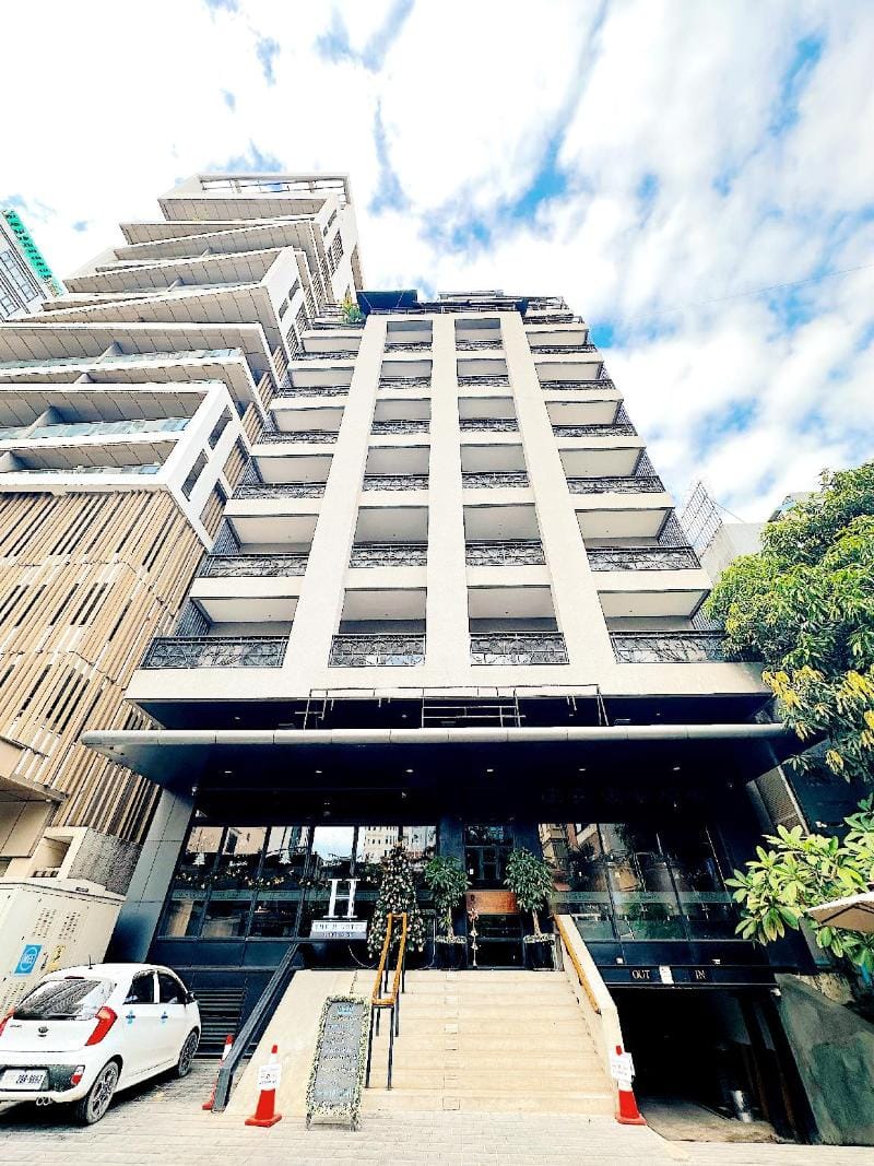 Deluxe King Suite Phnom Penh by Habitat Apartment in Phnom Penh Province